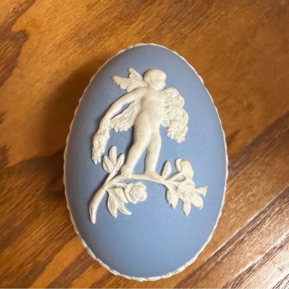 Vintage Wedgwood Jasperware egg-shaped porcelain trinket box in blue with white